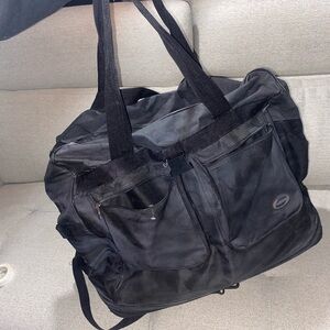 Wisdom Duffel Bag with Wheels 20"x11"x17